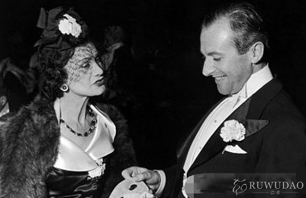 伟德bv1946官网-被姐姐痛斥“一毛不拔”的费玉清退出娱乐圈的日子过得不安宁